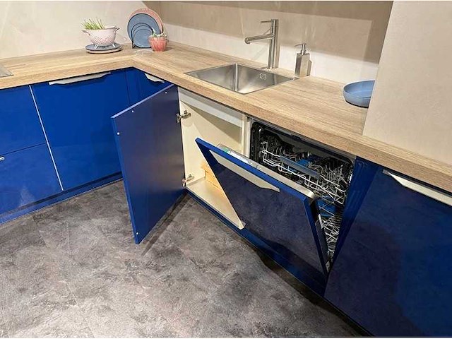 Brigitte - showroomkeuken met electrolux apparatuur - afbeelding 23 van  39