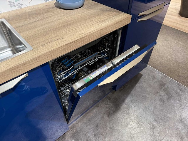 Brigitte - showroomkeuken met electrolux apparatuur - afbeelding 5 van  18