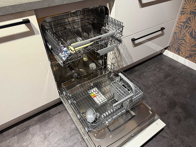 Brigitte - showroomkeuken met electrolux apparatuur - afbeelding 14 van  18