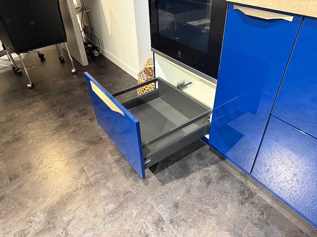 Brigitte - showroomkeuken met electrolux apparatuur - afbeelding 18 van  18