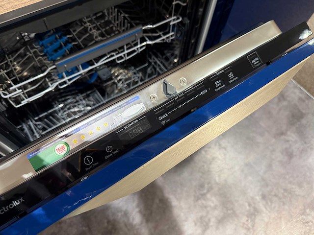 Brigitte - showroomkeuken met electrolux apparatuur - afbeelding 1 van  4