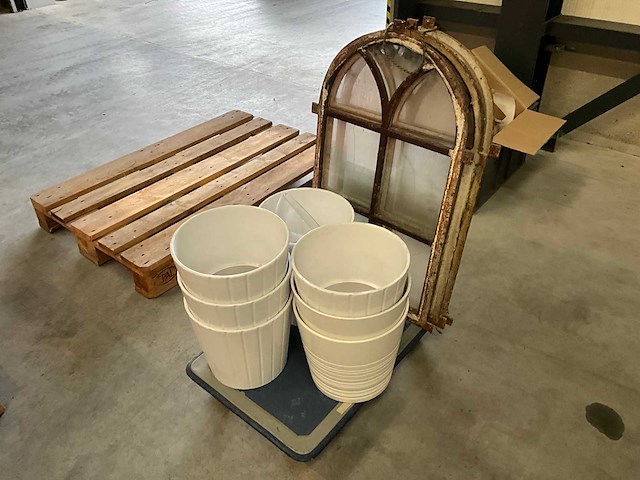 Brocante / antieke ramen en bloempotten - afbeelding 1 van  5