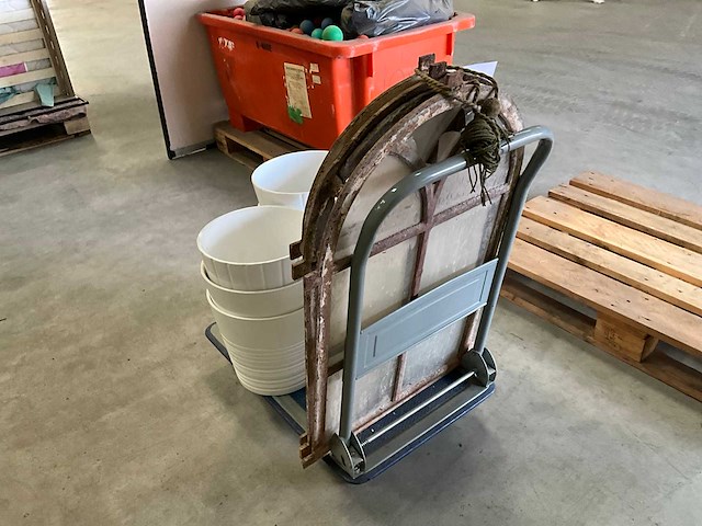 Brocante / antieke ramen en bloempotten - afbeelding 2 van  5
