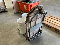 Brocante / antieke ramen en bloempotten - afbeelding 2 van  5