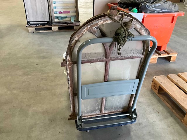 Brocante / antieke ramen en bloempotten - afbeelding 3 van  5