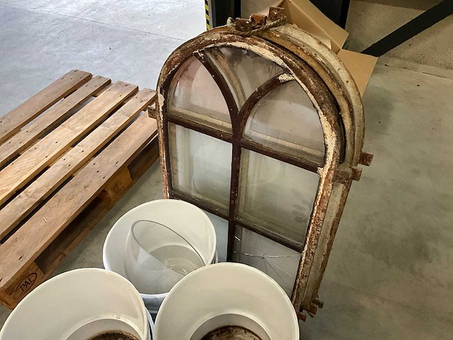 Brocante / antieke ramen en bloempotten - afbeelding 4 van  5