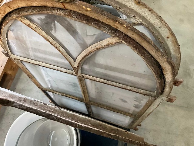 Brocante / antieke ramen en bloempotten - afbeelding 5 van  5