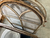 Brocante / antieke ramen en bloempotten - afbeelding 5 van  5