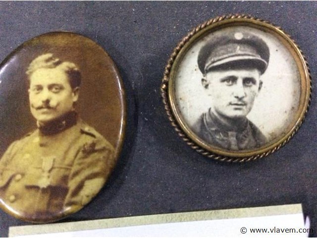 Broche + - afbeelding 2 van  2