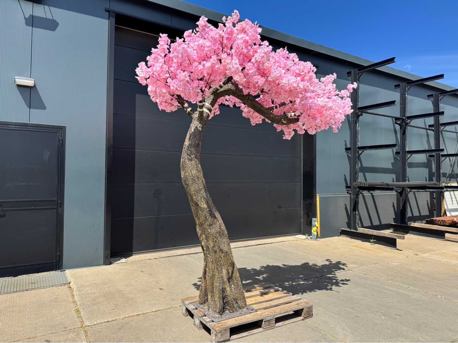 Brommobielen, kunstbomen en planten, gevelbekleding, bloempotten en trampolines