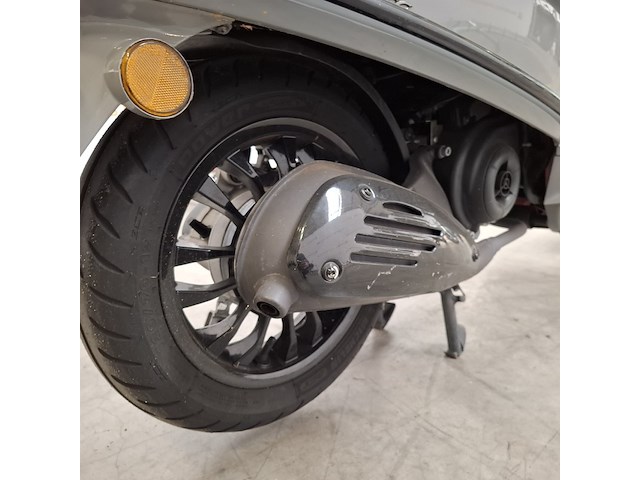Bromscooter, vespa, primavera , 2017 - afbeelding 9 van  26