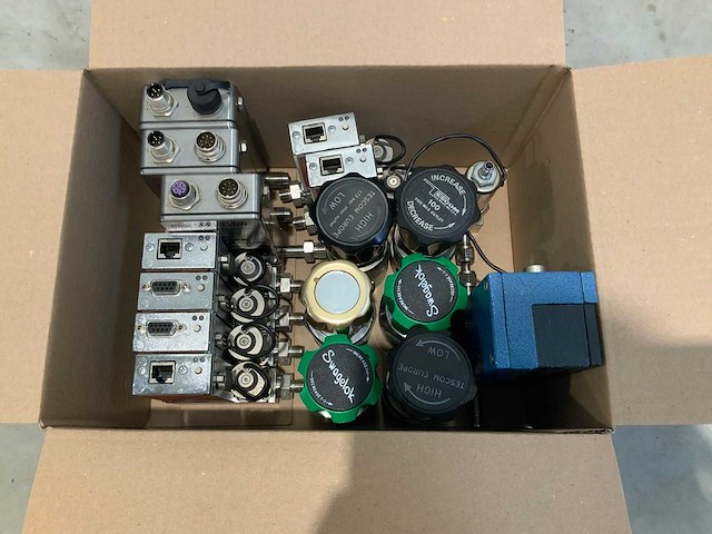 Bronckhorst - swagelok - tescom - debiet meters en regelaars (16x) - afbeelding 1 van  3