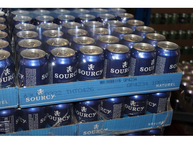 Bronwater sourcy. 65 trays a 24 blikken. totaal 1560 blikken. tht 4-26. bod is inclusief 234 euro statiegel... - afbeelding 2 van  2