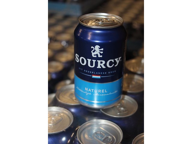 Bronwater sourcy. 70 trays a 24 blikken. totaal 1680 blikken. tht 7-25. bod is inclusief 252 euro statiegel... - afbeelding 3 van  3