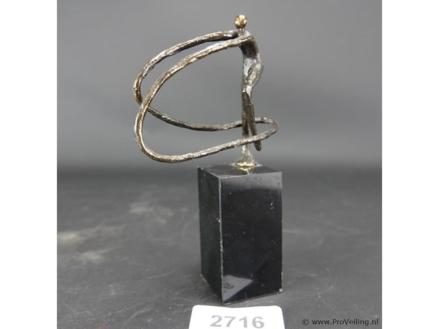 Bronzen beeld corry ammerlaan "obstakels overwinnen" - afbeelding 1 van  5