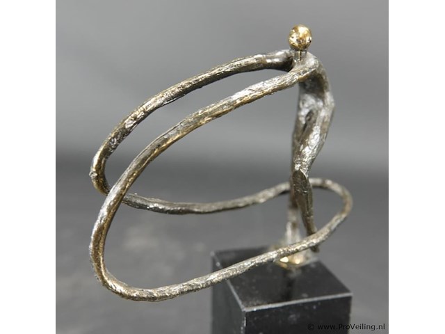 Bronzen beeld corry ammerlaan "obstakels overwinnen" - afbeelding 2 van  5