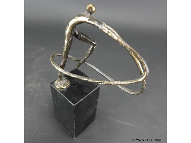 Bronzen beeld corry ammerlaan "obstakels overwinnen" - afbeelding 3 van  5