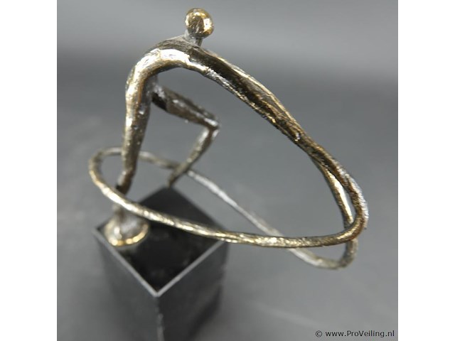 Bronzen beeld corry ammerlaan "obstakels overwinnen" - afbeelding 4 van  5