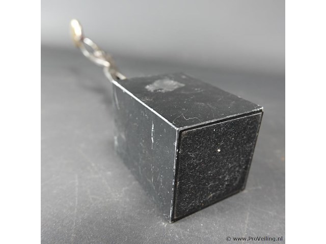 Bronzen beeld corry ammerlaan - afbeelding 5 van  5