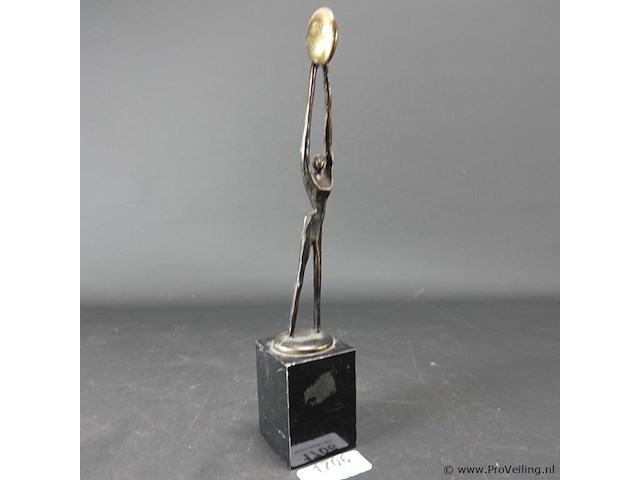 Bronzen beeld corry ammerlaan - afbeelding 1 van  5
