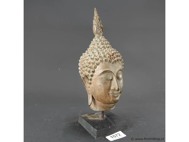 Bronzen boeddha-hoofd op een houten sokkel, uitgevoerd in traditionele thaise stijl (sukhothai-traditie) met een gevlamde ushnisha (de symbolische bult op het hoofd) - afbeelding 1 van  5