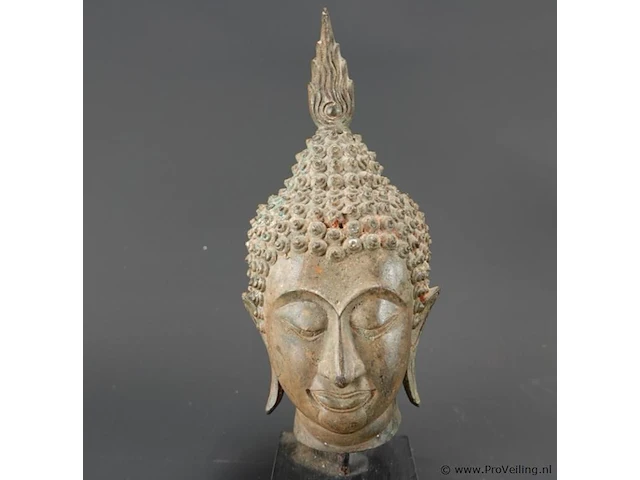 Bronzen boeddha-hoofd op een houten sokkel, uitgevoerd in traditionele thaise stijl (sukhothai-traditie) met een gevlamde ushnisha (de symbolische bult op het hoofd) - afbeelding 2 van  5