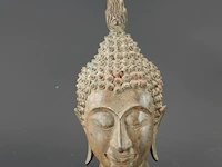 Bronzen boeddha-hoofd op een houten sokkel, uitgevoerd in traditionele thaise stijl (sukhothai-traditie) met een gevlamde ushnisha (de symbolische bult op het hoofd) - afbeelding 2 van  5