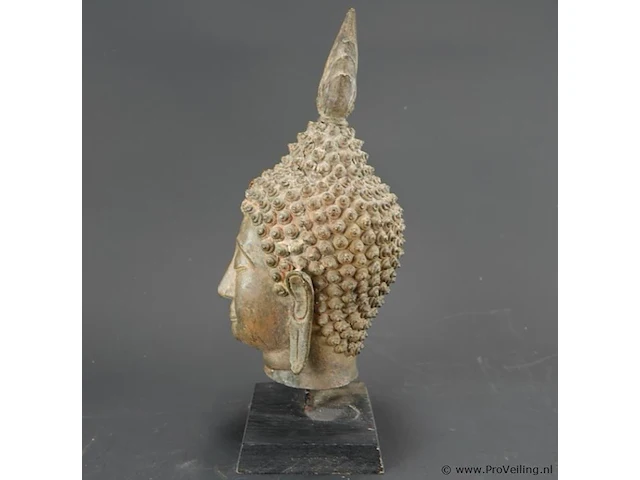 Bronzen boeddha-hoofd op een houten sokkel, uitgevoerd in traditionele thaise stijl (sukhothai-traditie) met een gevlamde ushnisha (de symbolische bult op het hoofd) - afbeelding 3 van  5