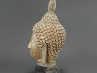 Bronzen boeddha-hoofd op een houten sokkel, uitgevoerd in traditionele thaise stijl (sukhothai-traditie) met een gevlamde ushnisha (de symbolische bult op het hoofd) - afbeelding 3 van  5