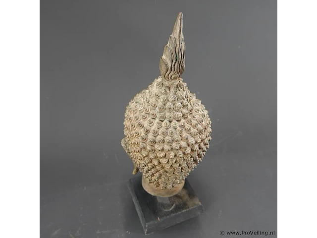 Bronzen boeddha-hoofd op een houten sokkel, uitgevoerd in traditionele thaise stijl (sukhothai-traditie) met een gevlamde ushnisha (de symbolische bult op het hoofd) - afbeelding 4 van  5