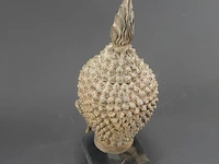 Bronzen boeddha-hoofd op een houten sokkel, uitgevoerd in traditionele thaise stijl (sukhothai-traditie) met een gevlamde ushnisha (de symbolische bult op het hoofd) - afbeelding 4 van  5