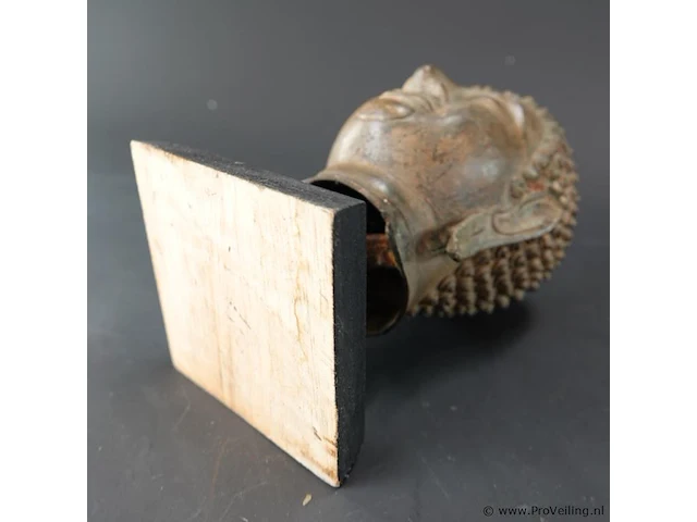 Bronzen boeddha-hoofd op een houten sokkel, uitgevoerd in traditionele thaise stijl (sukhothai-traditie) met een gevlamde ushnisha (de symbolische bult op het hoofd) - afbeelding 5 van  5