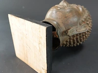 Bronzen boeddha-hoofd op een houten sokkel, uitgevoerd in traditionele thaise stijl (sukhothai-traditie) met een gevlamde ushnisha (de symbolische bult op het hoofd) - afbeelding 5 van  5