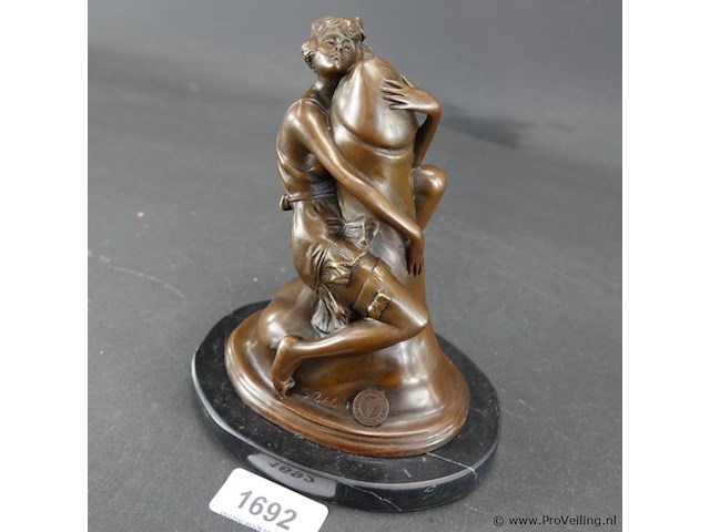 Bronzen erotisch kunstwerk getiteld "the hugger", naar art deco beeldhouwer bruno zach. - afbeelding 1 van  5