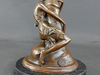 Bronzen erotisch kunstwerk getiteld "the hugger", naar art deco beeldhouwer bruno zach. - afbeelding 2 van  5