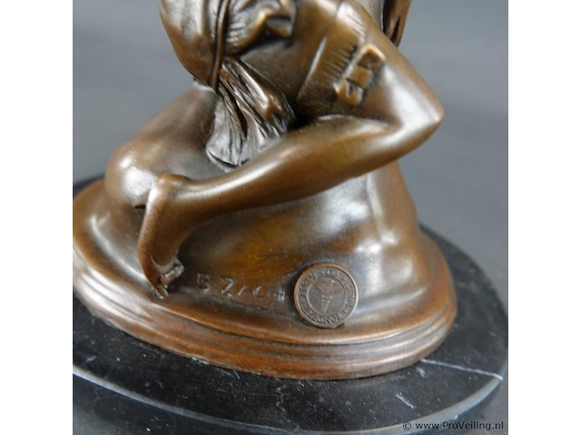 Bronzen erotisch kunstwerk getiteld "the hugger", naar art deco beeldhouwer bruno zach. - afbeelding 3 van  5