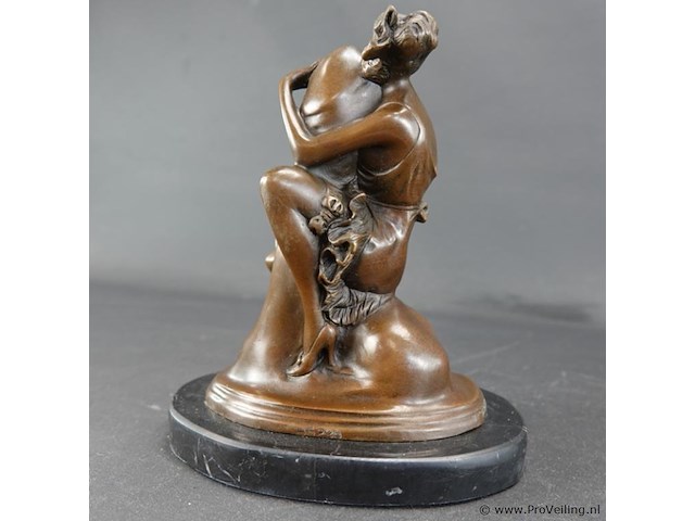 Bronzen erotisch kunstwerk getiteld "the hugger", naar art deco beeldhouwer bruno zach. - afbeelding 4 van  5