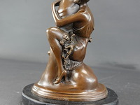Bronzen erotisch kunstwerk getiteld "the hugger", naar art deco beeldhouwer bruno zach. - afbeelding 4 van  5