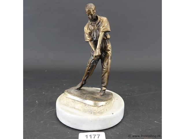 Bronzen golfer op marmeren basement - afbeelding 1 van  5