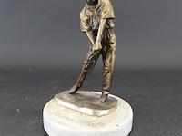 Bronzen golfer op marmeren basement - afbeelding 1 van  5