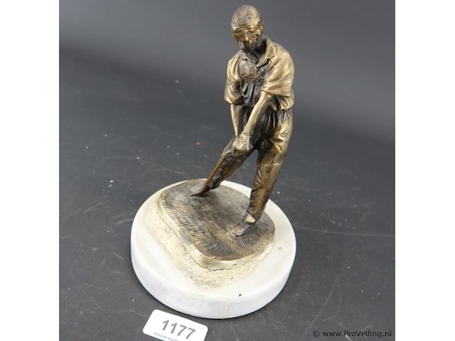 Bronzen golfer op marmeren basement - afbeelding 2 van  5