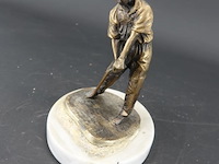 Bronzen golfer op marmeren basement - afbeelding 2 van  5