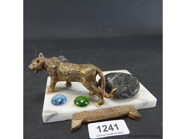 Bronzen luipaard op stenen basement - afbeelding 1 van  5