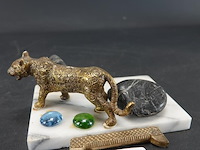 Bronzen luipaard op stenen basement - afbeelding 1 van  5