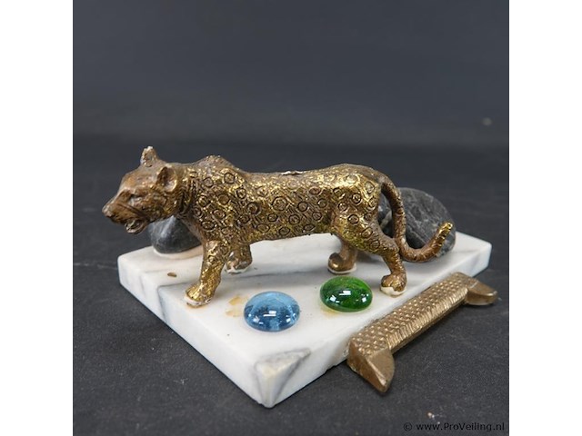 Bronzen luipaard op stenen basement - afbeelding 2 van  5