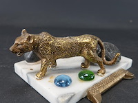 Bronzen luipaard op stenen basement - afbeelding 2 van  5