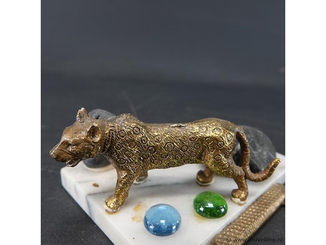 Bronzen luipaard op stenen basement - afbeelding 3 van  5