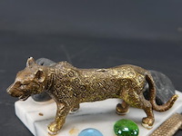 Bronzen luipaard op stenen basement - afbeelding 3 van  5