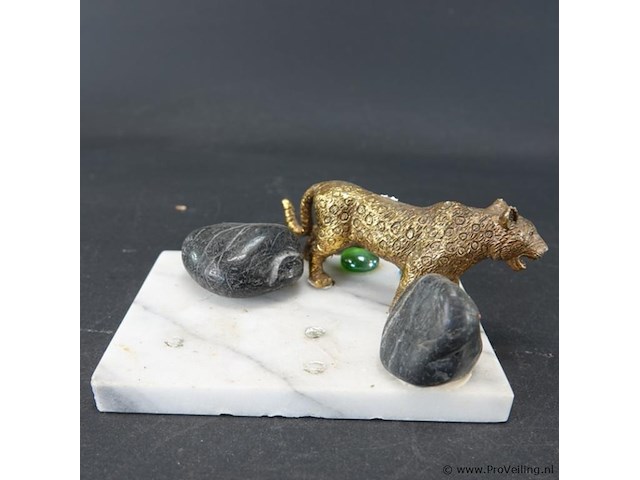 Bronzen luipaard op stenen basement - afbeelding 4 van  5