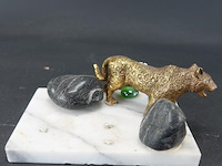 Bronzen luipaard op stenen basement - afbeelding 4 van  5